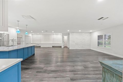 House in Davie, Florida 4 bedrooms, 279.45 sq.m. № 2011147 - photo 10