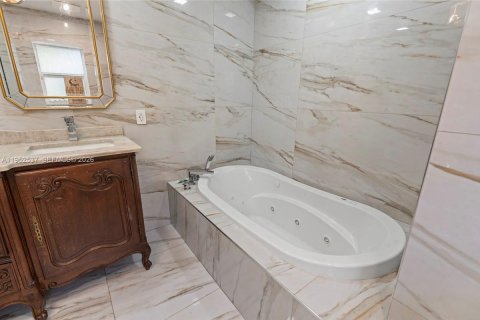 House in Davie, Florida 4 bedrooms, 279.45 sq.m. № 2011147 - photo 18