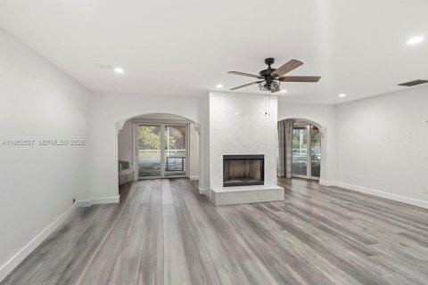 House in Davie, Florida 4 bedrooms, 279.45 sq.m. № 2011147 - photo 12