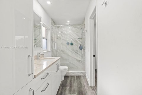 House in Davie, Florida 4 bedrooms, 279.45 sq.m. № 2011147 - photo 24