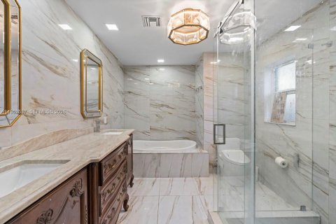 House in Davie, Florida 4 bedrooms, 279.45 sq.m. № 2011147 - photo 16