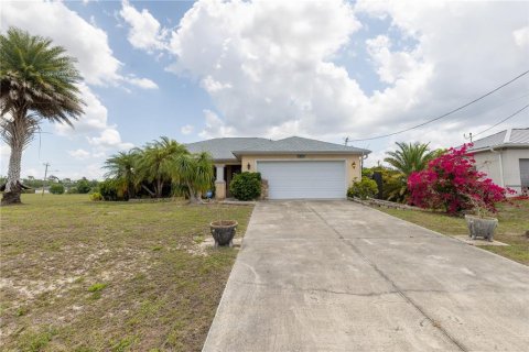 House in Cape Coral, Florida 3 bedrooms, 119.01 sq.m. № 1766130 - photo 1