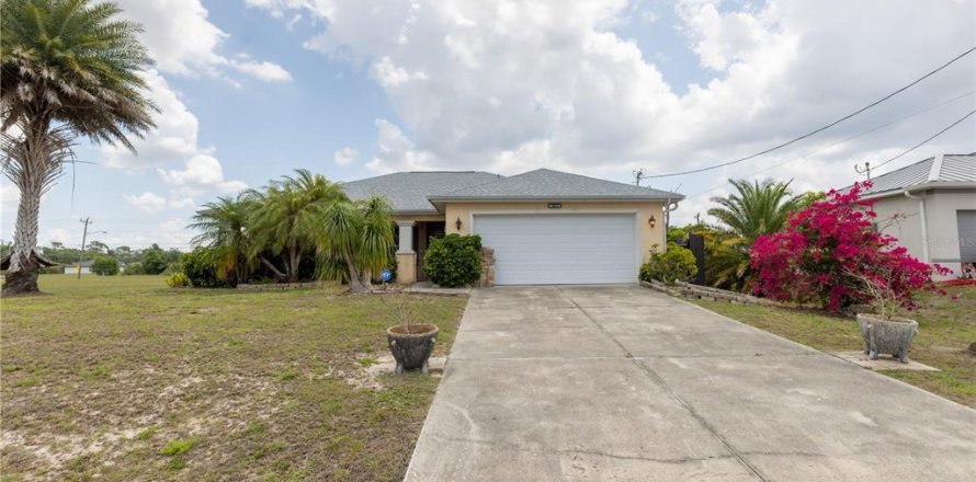 House in Cape Coral, Florida 3 bedrooms, 119.01 sq.m. № 1766130