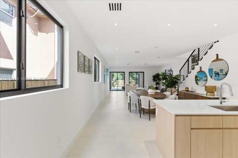 Townhouse in Miami, Florida 4 bedrooms, 230.68 sq.m. № 2053079 - photo 3