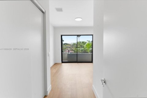 Townhouse in Miami, Florida 4 bedrooms, 230.68 sq.m. № 2053079 - photo 19