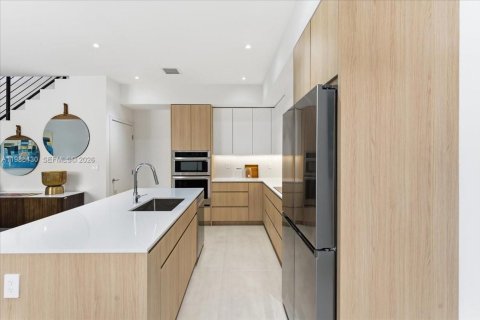 Townhouse in Miami, Florida 4 bedrooms, 230.68 sq.m. № 2053079 - photo 5