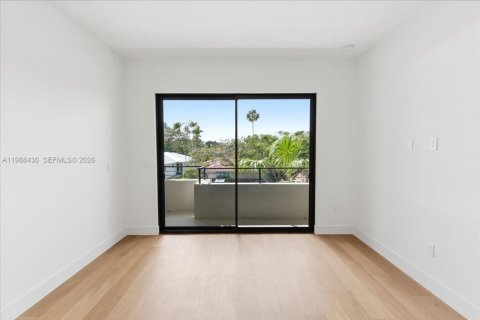 Townhouse in Miami, Florida 4 bedrooms, 230.68 sq.m. № 2053079 - photo 20