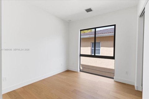 Townhouse in Miami, Florida 4 bedrooms, 230.68 sq.m. № 2053079 - photo 29