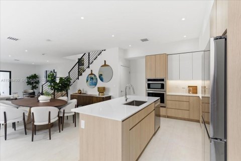 Townhouse in Miami, Florida 4 bedrooms, 230.68 sq.m. № 2053079 - photo 4