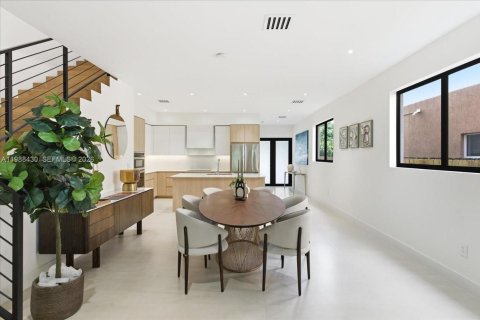 Townhouse in Miami, Florida 4 bedrooms, 230.68 sq.m. № 2053079 - photo 9