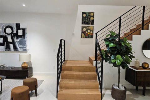 Townhouse in Miami, Florida 4 bedrooms, 230.68 sq.m. № 2053079 - photo 18