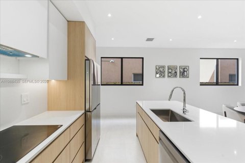 Townhouse in Miami, Florida 4 bedrooms, 230.68 sq.m. № 2053079 - photo 6