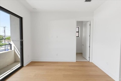Townhouse in Miami, Florida 4 bedrooms, 230.68 sq.m. № 2053079 - photo 24