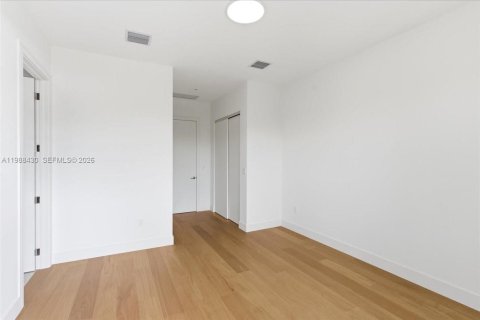 Townhouse in Miami, Florida 4 bedrooms, 230.68 sq.m. № 2053079 - photo 21