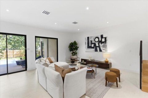 Townhouse in Miami, Florida 4 bedrooms, 230.68 sq.m. № 2053079 - photo 11