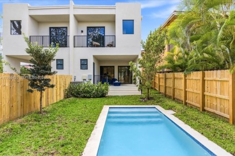 Townhouse in Miami, Florida 4 bedrooms, 230.68 sq.m. № 2053079