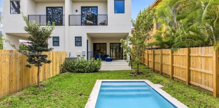 Townhouse in Miami, Florida 4 bedrooms, 230.68 sq.m. № 2053079