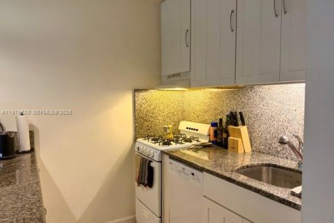 Condominio en alquiler en Miami Beach, Florida, 37.16 m2 № 2052280 - foto 11