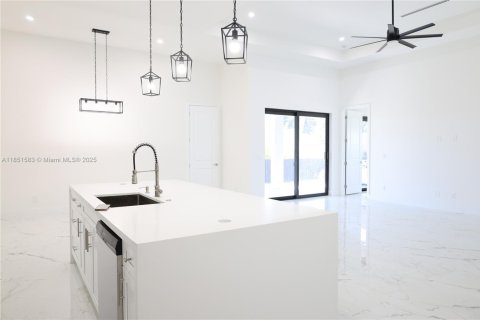 Villa ou maison à vendre à Cape Coral, Floride: 4 chambres, 187.29 m2 № 1980384 - photo 24