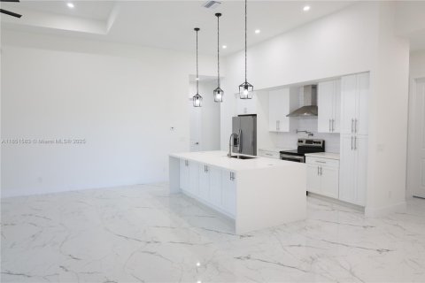 Villa ou maison à vendre à Cape Coral, Floride: 4 chambres, 187.29 m2 № 1980384 - photo 13