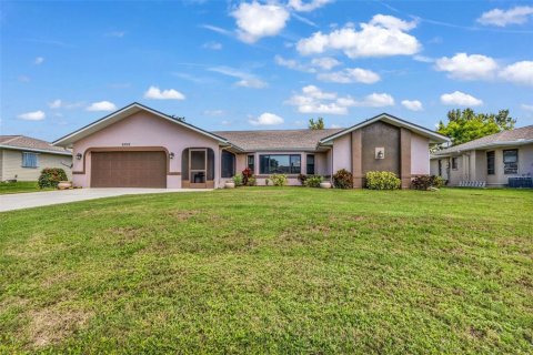 House in Punta Gorda, Florida 3 bedrooms, 199.93 sq.m. № 1900770 - photo 4