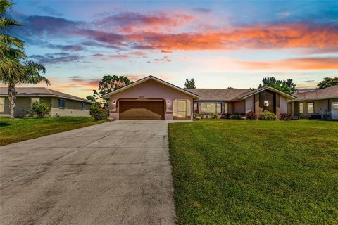 House in Punta Gorda, Florida 3 bedrooms, 199.93 sq.m. № 1900770 - photo 2