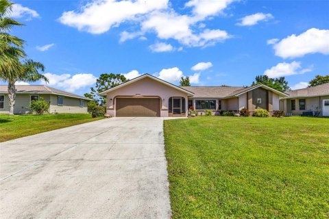 House in Punta Gorda, Florida 3 bedrooms, 199.93 sq.m. № 1900770 - photo 3