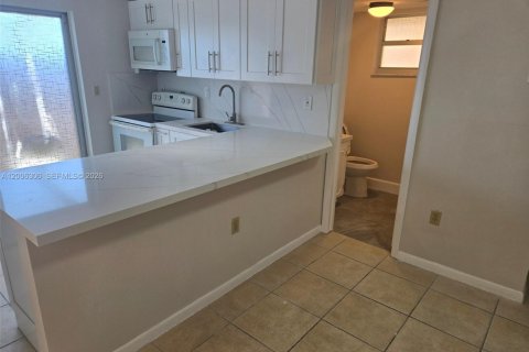 Casa en alquiler en Miami Shores, Florida, 3 dormitorios, 88.44 m2 № 2071316 - foto 2