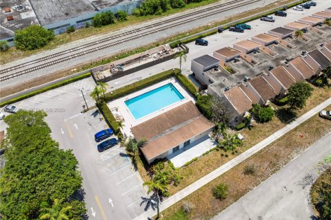 Casa en alquiler en Miami Shores, Florida, 3 dormitorios, 88.44 m2 № 2071316 - foto 24