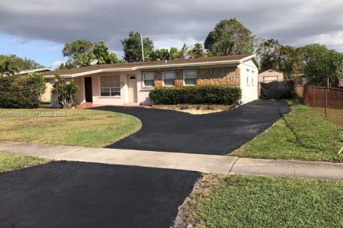 Casa en Lauderhill, Florida 5 dormitorios, 132.85 m2 № 2076275