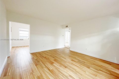 Снять в аренду виллу или дом в Майами, Флорида 2 спальни, № 2036534 - фото 2