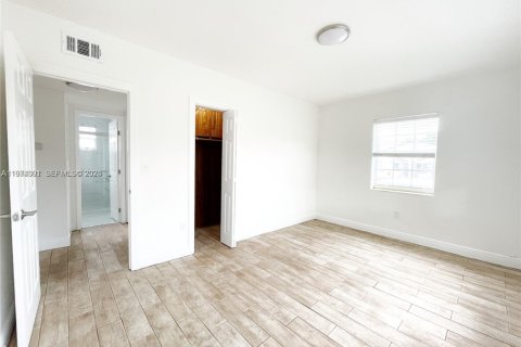 Снять в аренду виллу или дом в Майами, Флорида 2 спальни, № 2036534 - фото 6