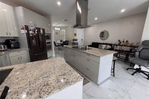 Townhouse in Miami, Florida 4 bedrooms, 212.75 sq.m. № 1781577 - photo 4