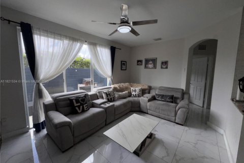 Townhouse in Miami, Florida 4 bedrooms, 212.75 sq.m. № 1781577 - photo 8