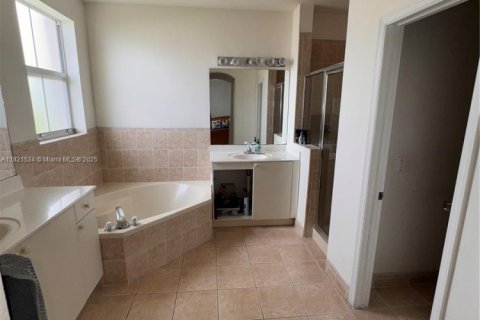 Townhouse in Miami, Florida 4 bedrooms, 212.75 sq.m. № 1781577 - photo 19
