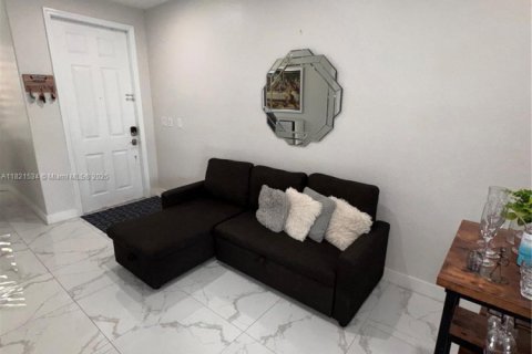 Townhouse in Miami, Florida 4 bedrooms, 212.75 sq.m. № 1781577 - photo 9
