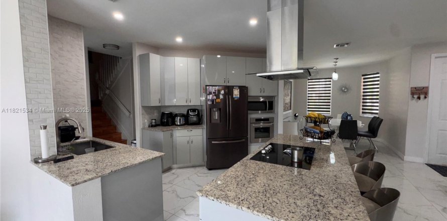 Townhouse in Miami, Florida 4 bedrooms, 212.75 sq.m. № 1781577