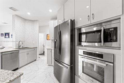 Townhouse in Miami, Florida 4 bedrooms, 212.75 sq.m. № 1781577 - photo 26