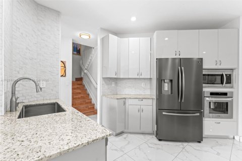 Townhouse in Miami, Florida 4 bedrooms, 212.75 sq.m. № 1781577 - photo 30