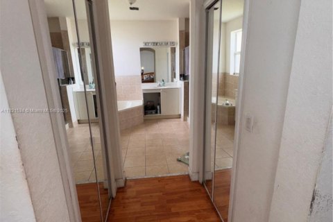 Townhouse in Miami, Florida 4 bedrooms, 212.75 sq.m. № 1781577 - photo 15