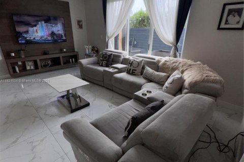 Townhouse in Miami, Florida 4 bedrooms, 212.75 sq.m. № 1781577 - photo 7