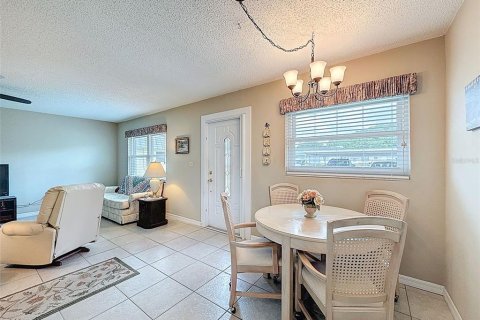 Condo in New Port Richey, Florida, 2 bedrooms  № 1690893 - photo 7
