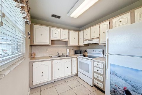Condo in New Port Richey, Florida, 2 bedrooms  № 1690893 - photo 9