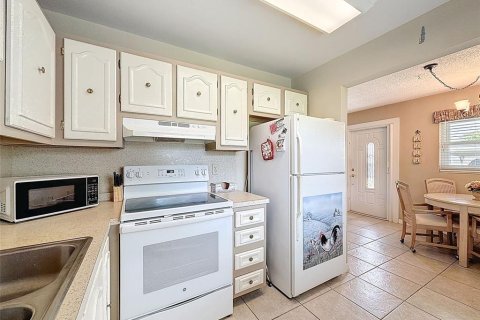 Condo in New Port Richey, Florida, 2 bedrooms  № 1690893 - photo 11