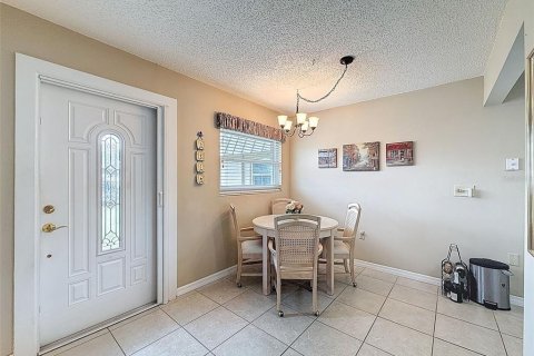Condo in New Port Richey, Florida, 2 bedrooms  № 1690893 - photo 5