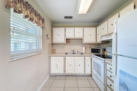 Condo in New Port Richey, Florida, 2 bedrooms  № 1690893 - photo 8