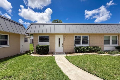 Condo in New Port Richey, Florida, 2 bedrooms  № 1690893 - photo 1