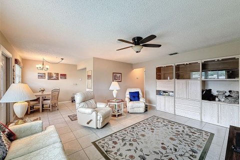 Condo in New Port Richey, Florida, 2 bedrooms  № 1690893 - photo 14