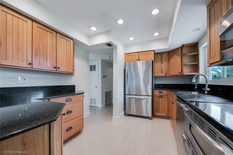 Casa en venta en Miami, Florida, 4 dormitorios, 178.37 m2 № 2067102 - foto 4