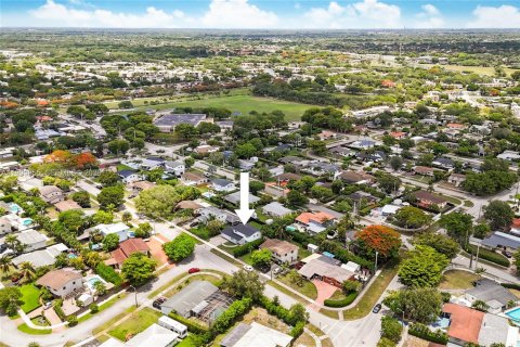 Casa en venta en Miami, Florida, 4 dormitorios, 178.37 m2 № 2067102 - foto 17